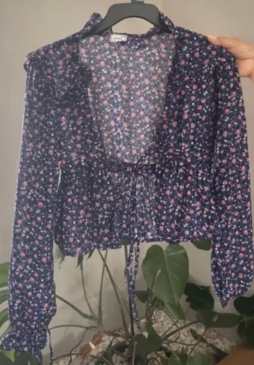 Blouse violette à motif fleurs rose blanc