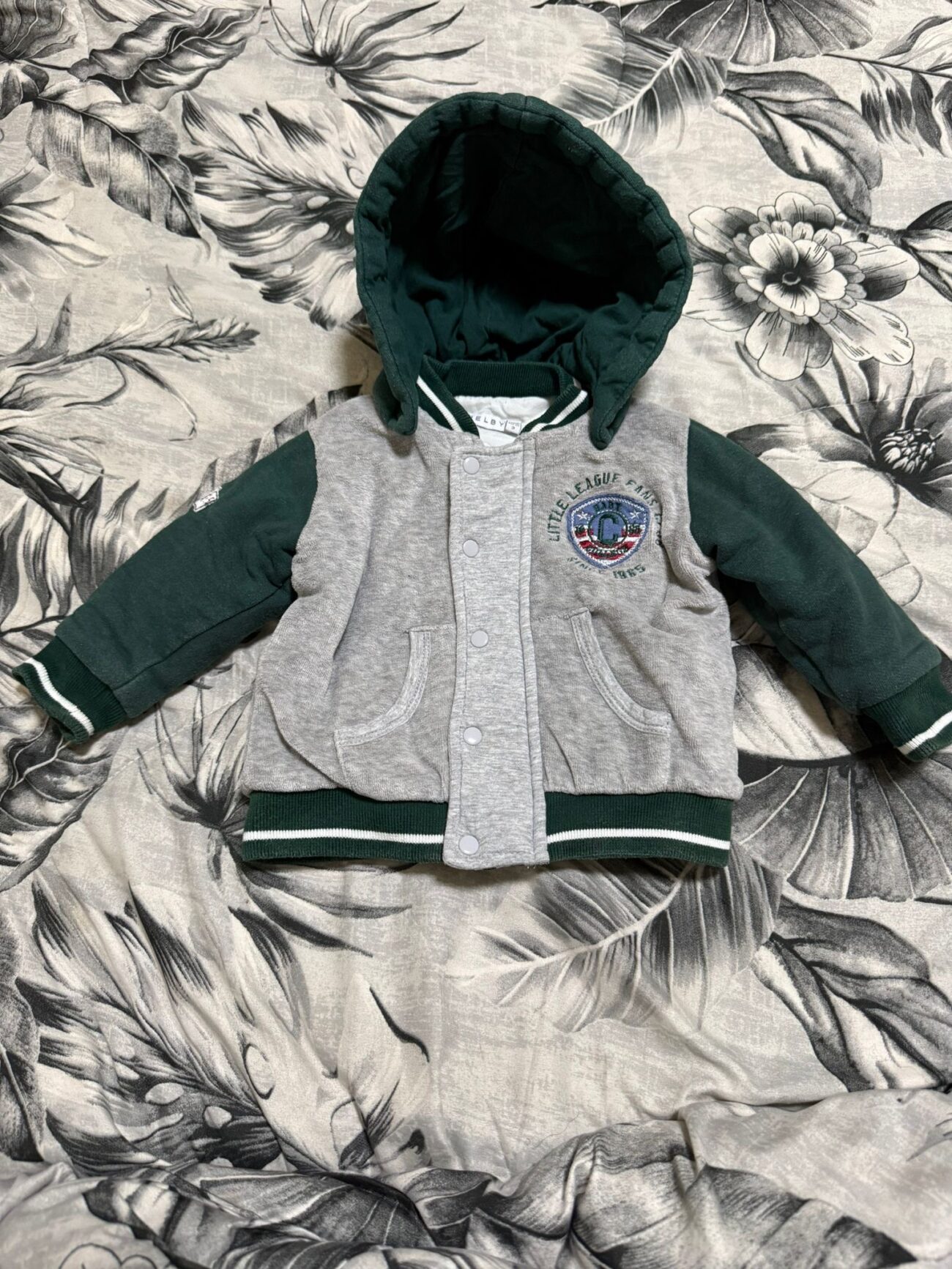 Pull avec capuche détachable ( 3 à 5 mois )
