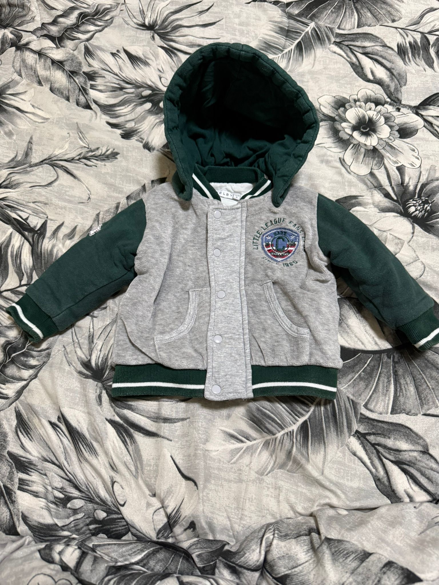 Pull avec capuche détachable ( 3 à 5 mois )